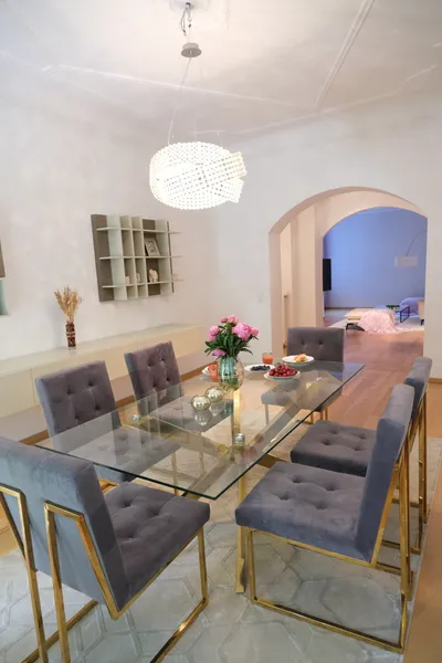 Familienfreundliche 4 Zimmer-Altbauwohnung mit Aufzug und Balkon in Charlottenburg — photo 1